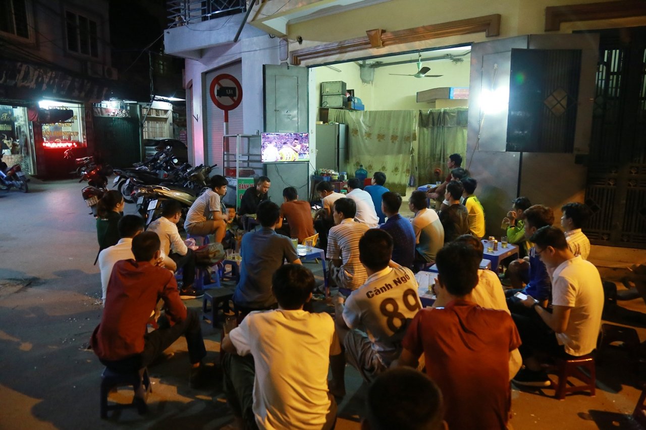 hang-nghin-cdv-doi-theo-tung-duong-bong-qua-man-anh-tivi