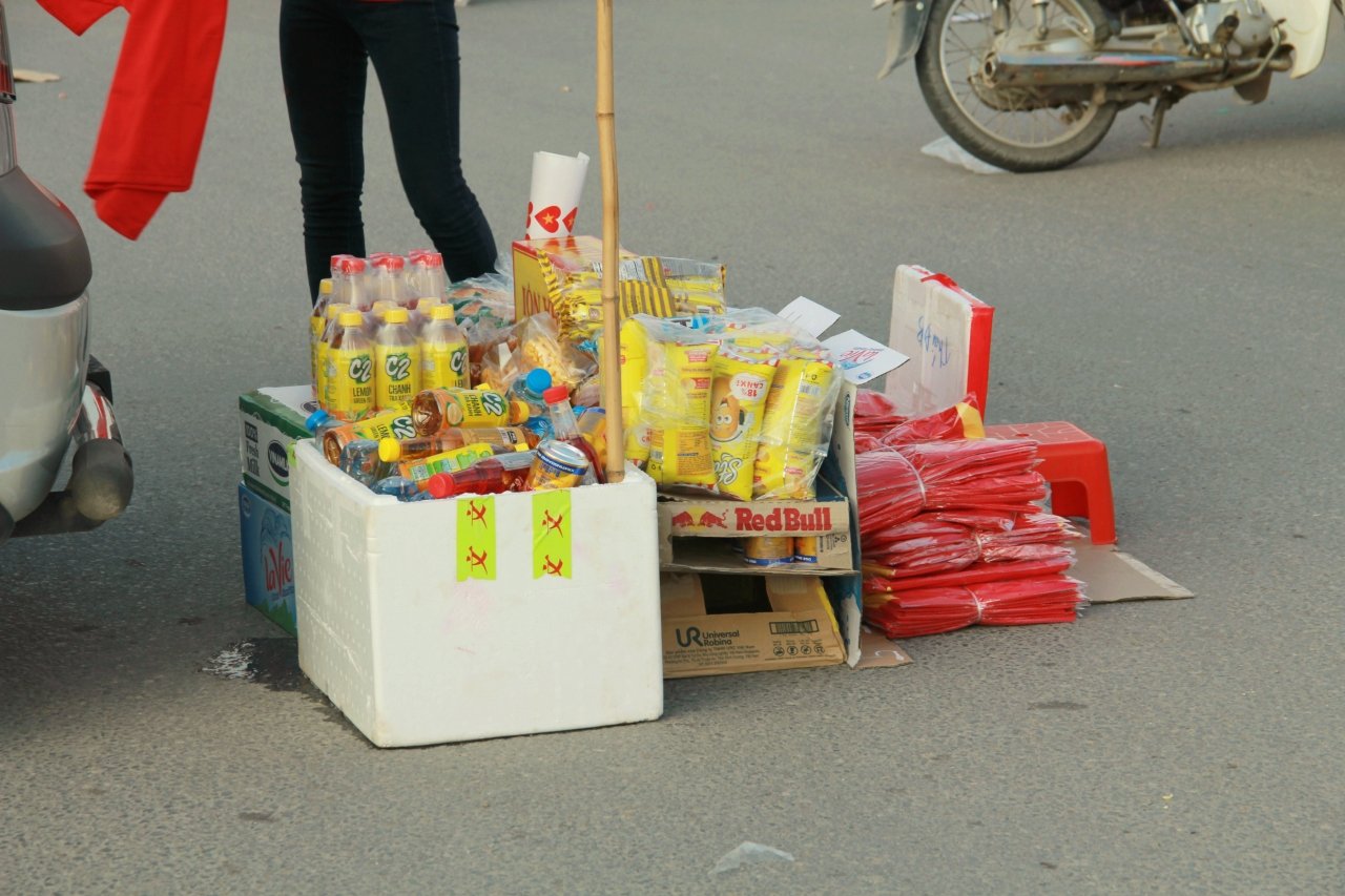 truoc-san-van-dong-my-dinh-nhu-mot-khu-cho-am-thuc-gan-gio-bong-lan