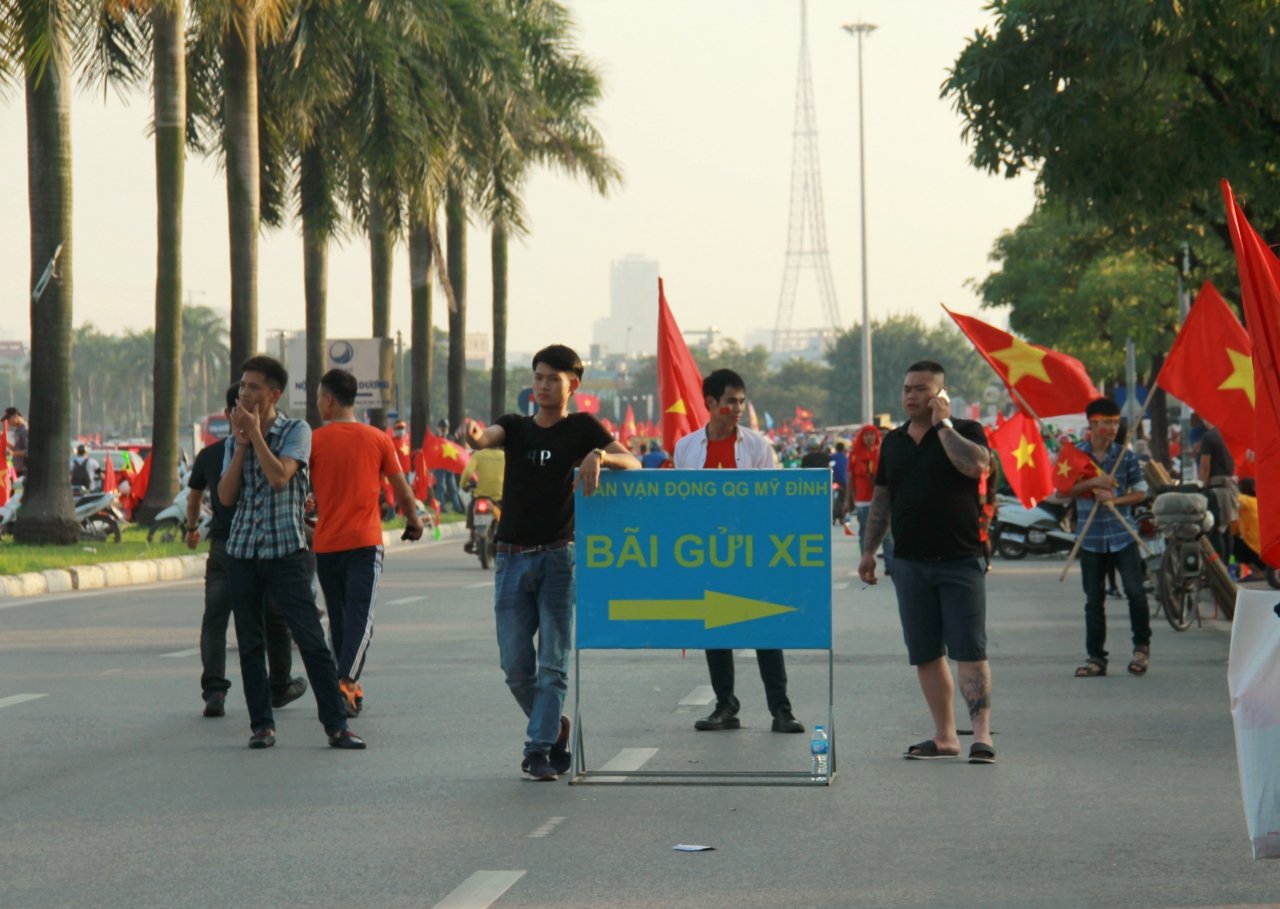 truoc-san-van-dong-my-dinh-nhu-mot-khu-cho-am-thuc-gan-gio-bong-lan