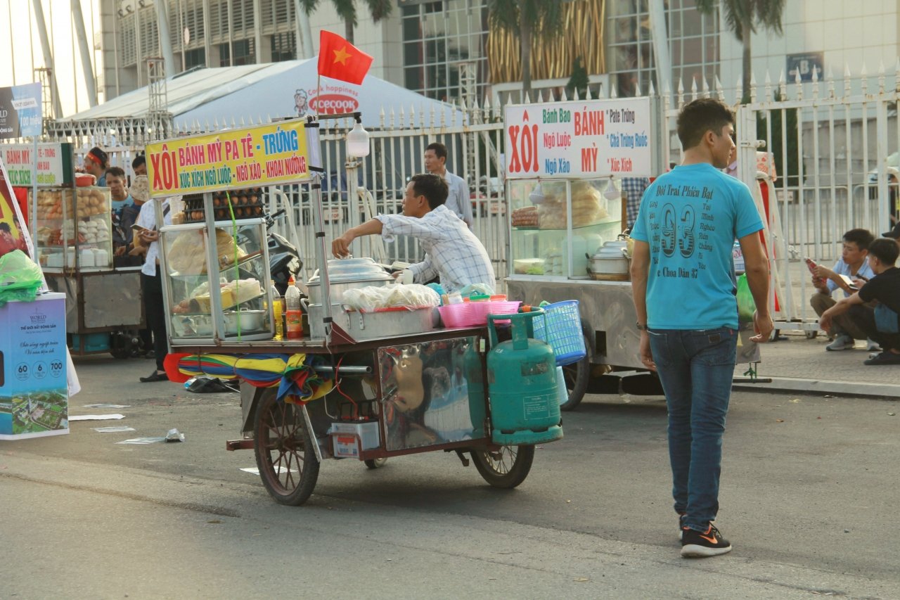 truoc-san-van-dong-my-dinh-nhu-mot-khu-cho-am-thuc-gan-gio-bong-lan