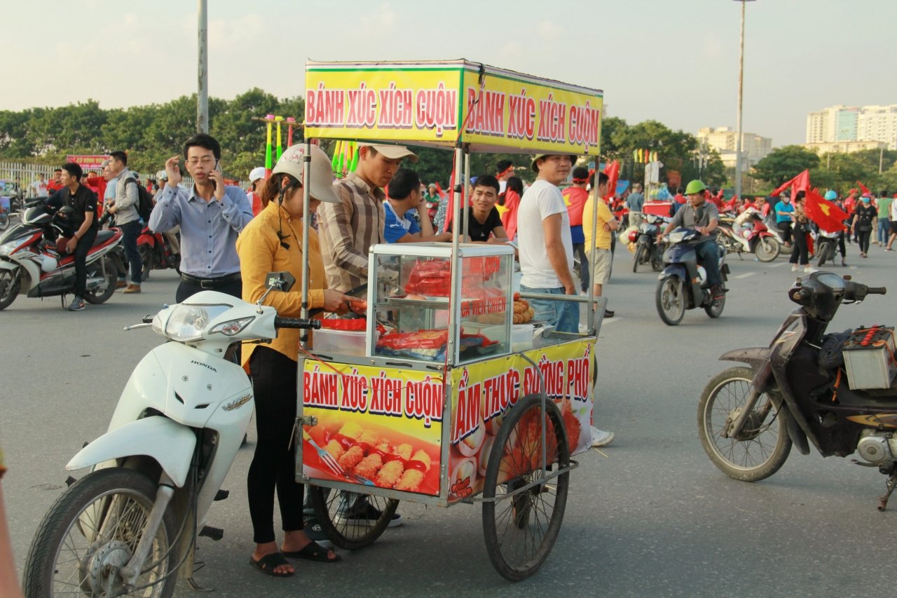 truoc-san-van-dong-my-dinh-nhu-mot-khu-cho-am-thuc-gan-gio-bong-lan