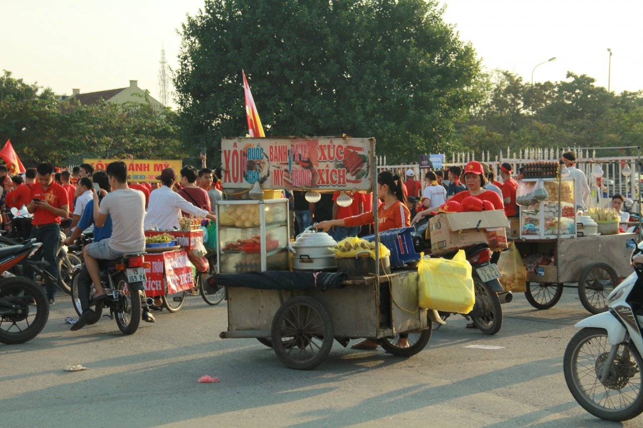 truoc-san-van-dong-my-dinh-nhu-mot-khu-cho-am-thuc-gan-gio-bong-lan