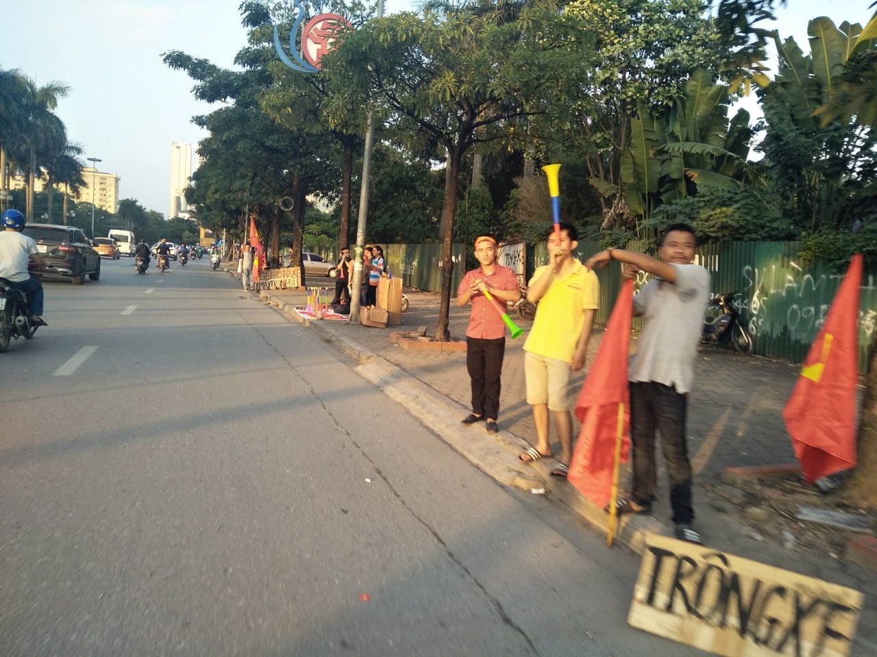 truoc-san-van-dong-my-dinh-nhu-mot-khu-cho-am-thuc-gan-gio-bong-lan
