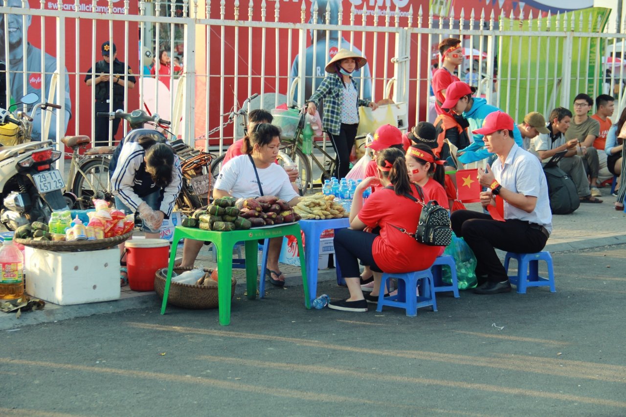 truoc-san-van-dong-my-dinh-nhu-mot-khu-cho-am-thuc-gan-gio-bong-lan