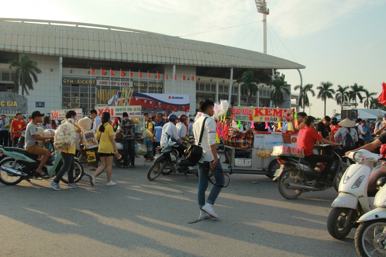 truoc-san-van-dong-my-dinh-nhu-mot-khu-cho-am-thuc-gan-gio-bong-lan