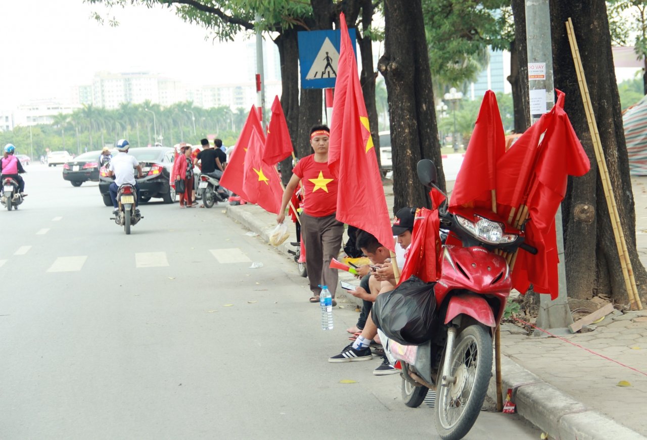 truoc-tran-dau-giua-viet-nam-vs-malaysia-nguoi-dan-tap-nap-ban-co-hoa-truoc-san-my-dinh