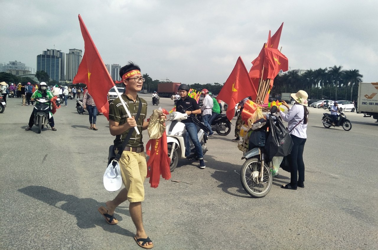 truoc-tran-dau-giua-viet-nam-vs-malaysia-nguoi-dan-tap-nap-ban-co-hoa-truoc-san-my-dinh
