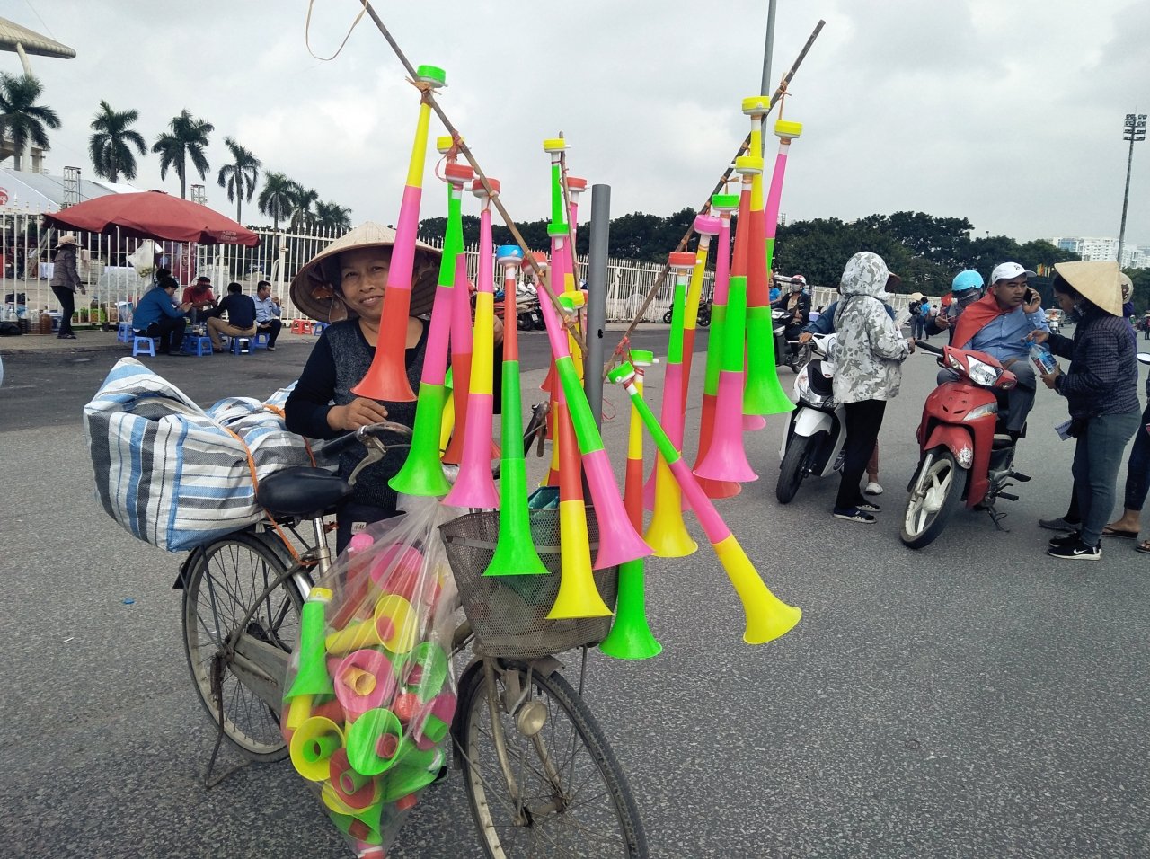 truoc-tran-dau-giua-viet-nam-vs-malaysia-nguoi-dan-tap-nap-ban-co-hoa-truoc-san-my-dinh