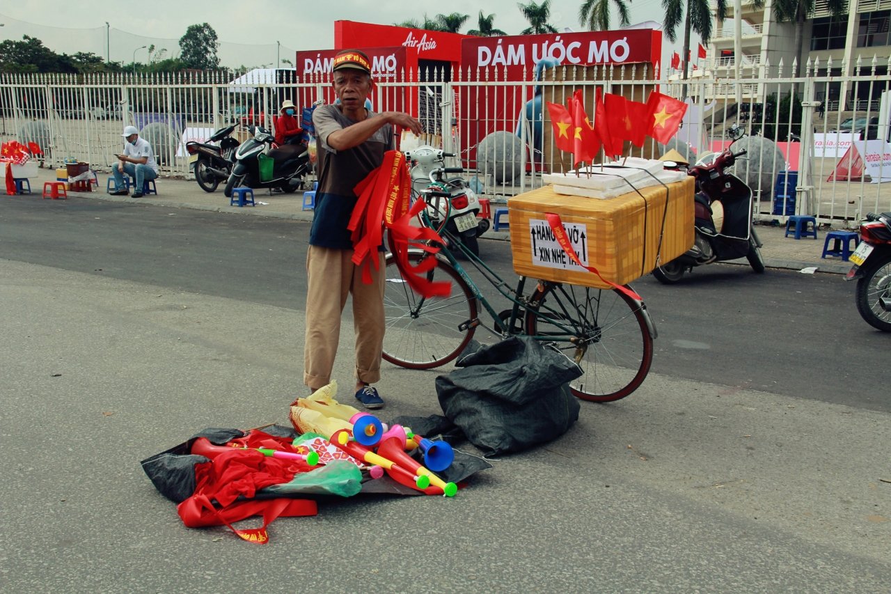 truoc-tran-dau-giua-viet-nam-vs-malaysia-nguoi-dan-tap-nap-ban-co-hoa-truoc-san-my-dinh