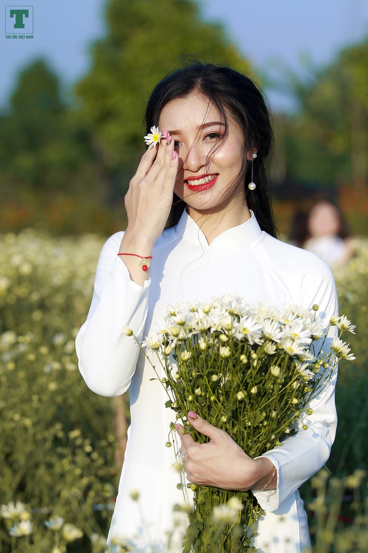 ve-dep-cua-nu-sinh-ha-noi-thuot-tha-ao-dai-trang-ben-cuc-hoa-mi