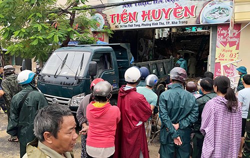 Bức tường quán phở ở Nha Trang đổ sập, hai người tử vong. Ảnh: Xuân Ngọc