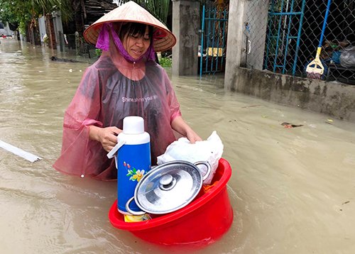 Nhiều nơi ở Nha Trang ngập sâu, người dân sơ tán tài sản. Ảnh: Xuân Ngọc