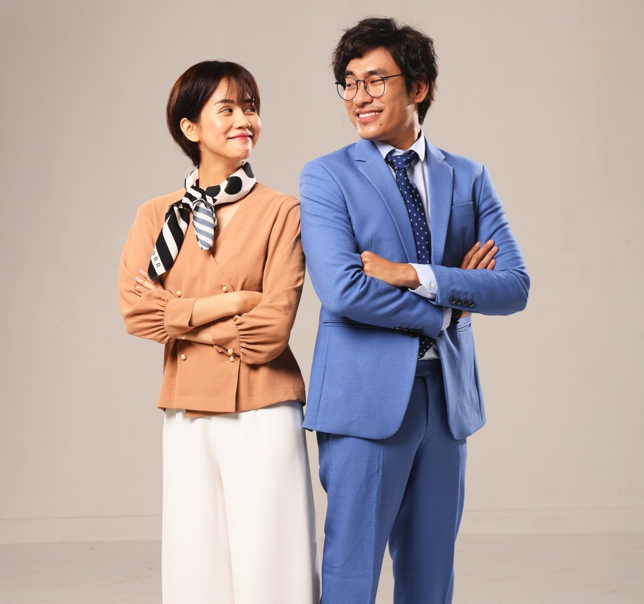 an-nguy-to-cat-phuong-dan-dung-dien-vien-hai-the-doc-du-luan-van-quay-lung