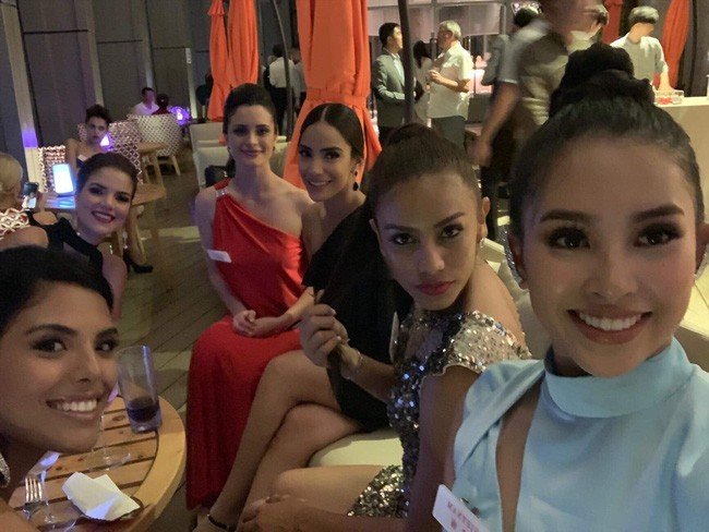 can-canh-bon-chiec-vay-da-hoi-khoe-tron-sac-voc-hoa-hau-tieu-vy-mang-den-miss-world-2018