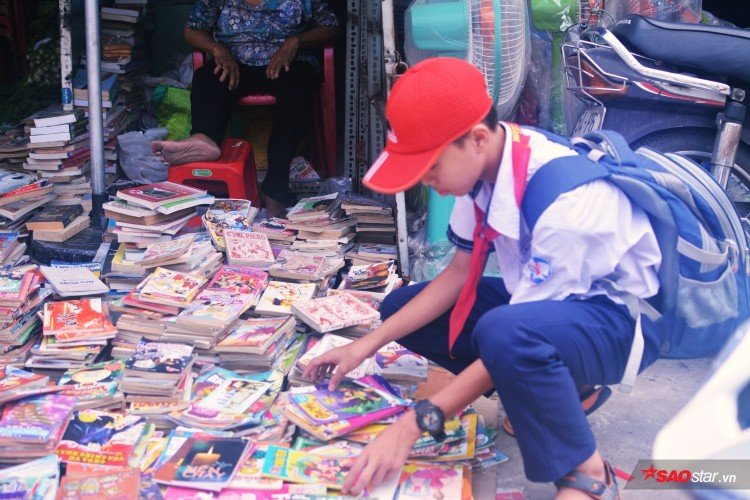 Ngày ngày tụi sắp nhỏ vẫn ghé qua tiệm sách của bà lão đều đều.