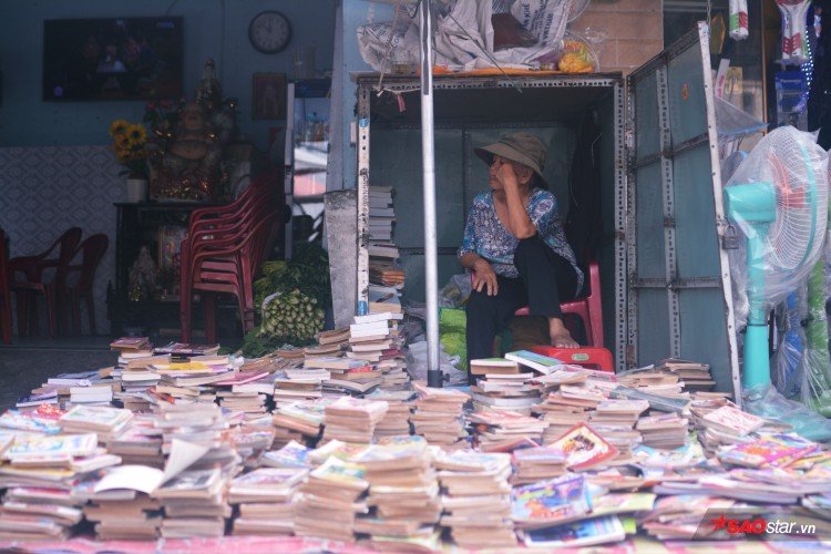 “Mấy đứa nhỏ không thấy bà sợ nên gặp là cứ níu tay níu chân ríu rít 'bà ơi bà đừng nghỉ nha, bà nghỉ tụi con buồn lắm'. Nên bà không nỡ nghỉ, bà bán tới khi nào không còn sức nữa thì thôi”.