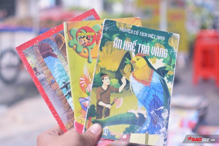 Những quyển truyện cũ đầy ký ức tuổi thơ.