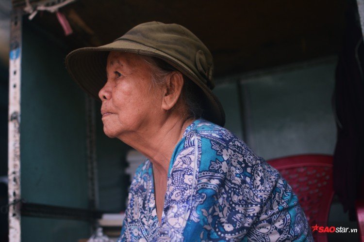 “Bán sách là niềm vui con à, ngày nào cũng vận động tay chân, gặp gỡ mấy đứa nhỏ ham sách giống mình lúc nhỏ, bà thấy mình trẻ ra.”