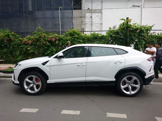 lamborghini-urus-dau-tien-o-viet-nam-ve-tay-dai-gia-minh-nhua