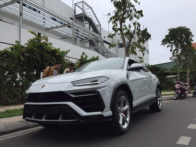 lamborghini-urus-dau-tien-o-viet-nam-ve-tay-dai-gia-minh-nhua