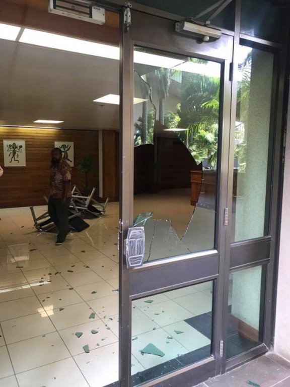 Canh sat Papua New Guinea tan cong quoc hoi, doi tien bao ve APEC hinh anh 2