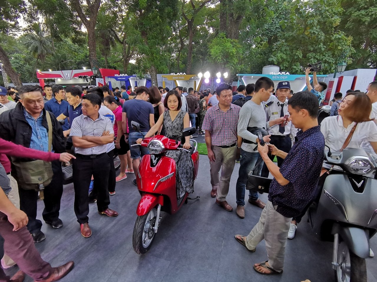 hang-nghin-nguoi-truc-tiep-xe-trung-bay-xe-vinfast-tai-ha-noi