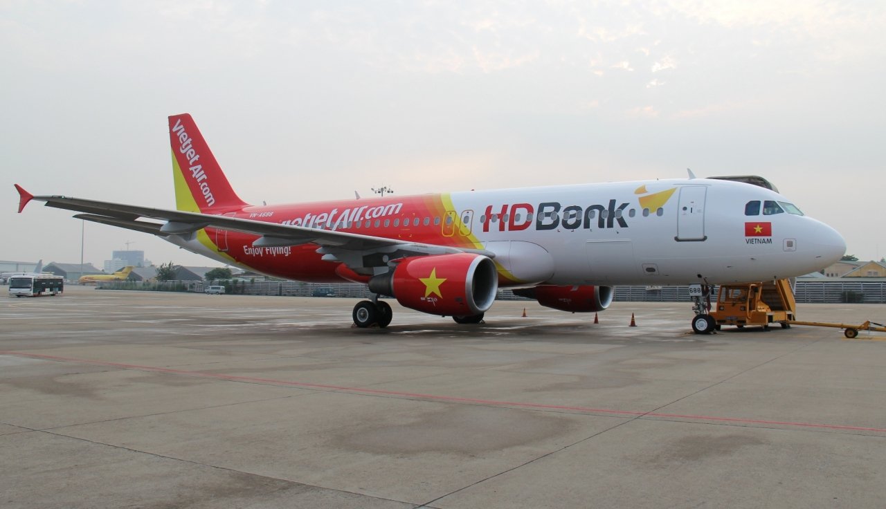hanh-khach-vietjet-chap-tay-cau-nguyen-vi-may-bay-gap-su-co-o-do-cao-tren-3300-met