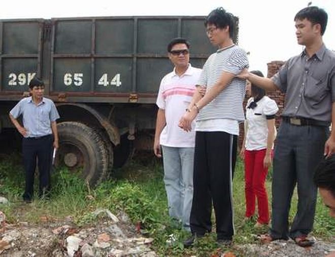 nam-sinh-giet-co-giao-sau-khi-an-ai-nhet-xac-vao-vali-phong-hoa-phi-tang