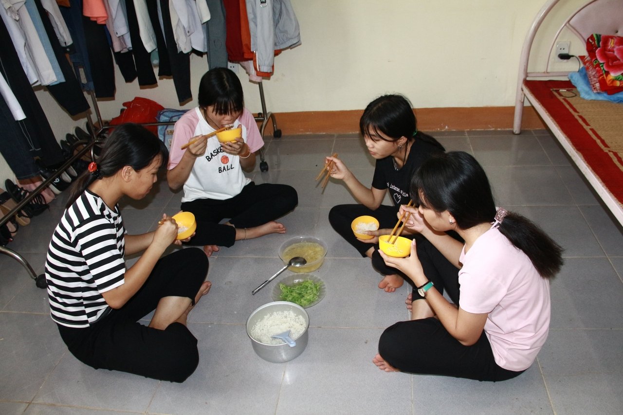 nghen-ngao-voi-bua-com-voi-rau-va-mi-tom-cua-hoc-sinh-vung-bien