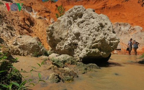 thang canh suoi tien sat lo nghiem trong, uy hiep tinh mang du khach hinh 1