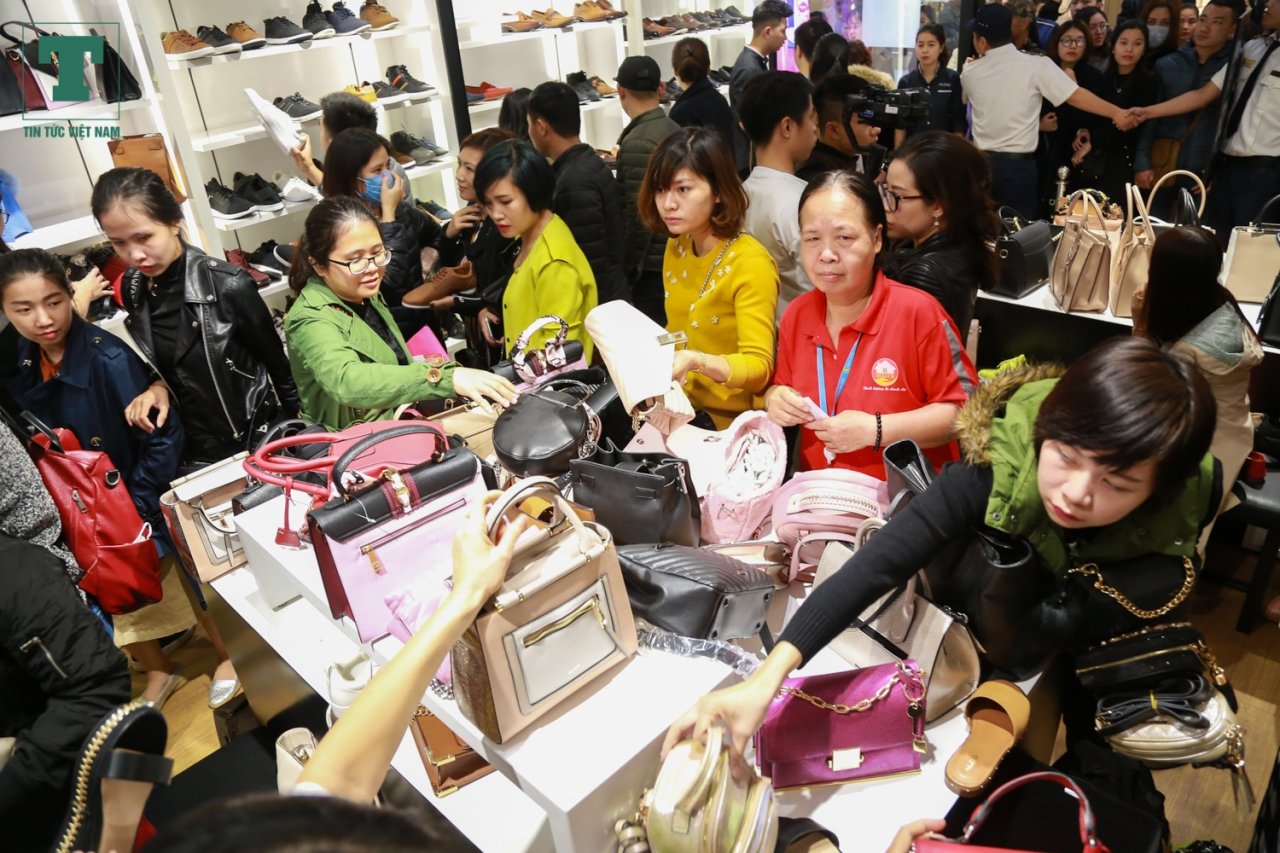 khach-hang-chui-cua-chen-nhau-bep-ruot-de-mua-hang-hieu-giam-gia-ngay-black-friday