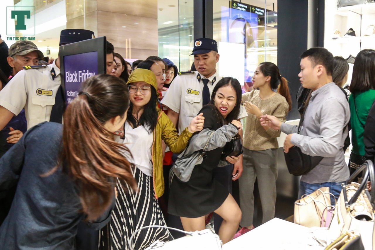 khach-hang-chui-cua-chen-nhau-bep-ruot-de-mua-hang-hieu-giam-gia-ngay-black-friday