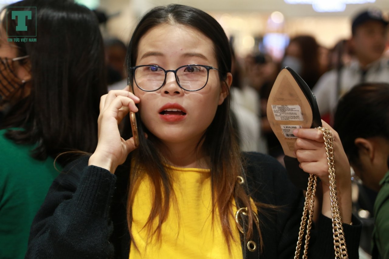 khach-hang-chui-cua-chen-nhau-bep-ruot-de-mua-hang-hieu-giam-gia-ngay-black-friday