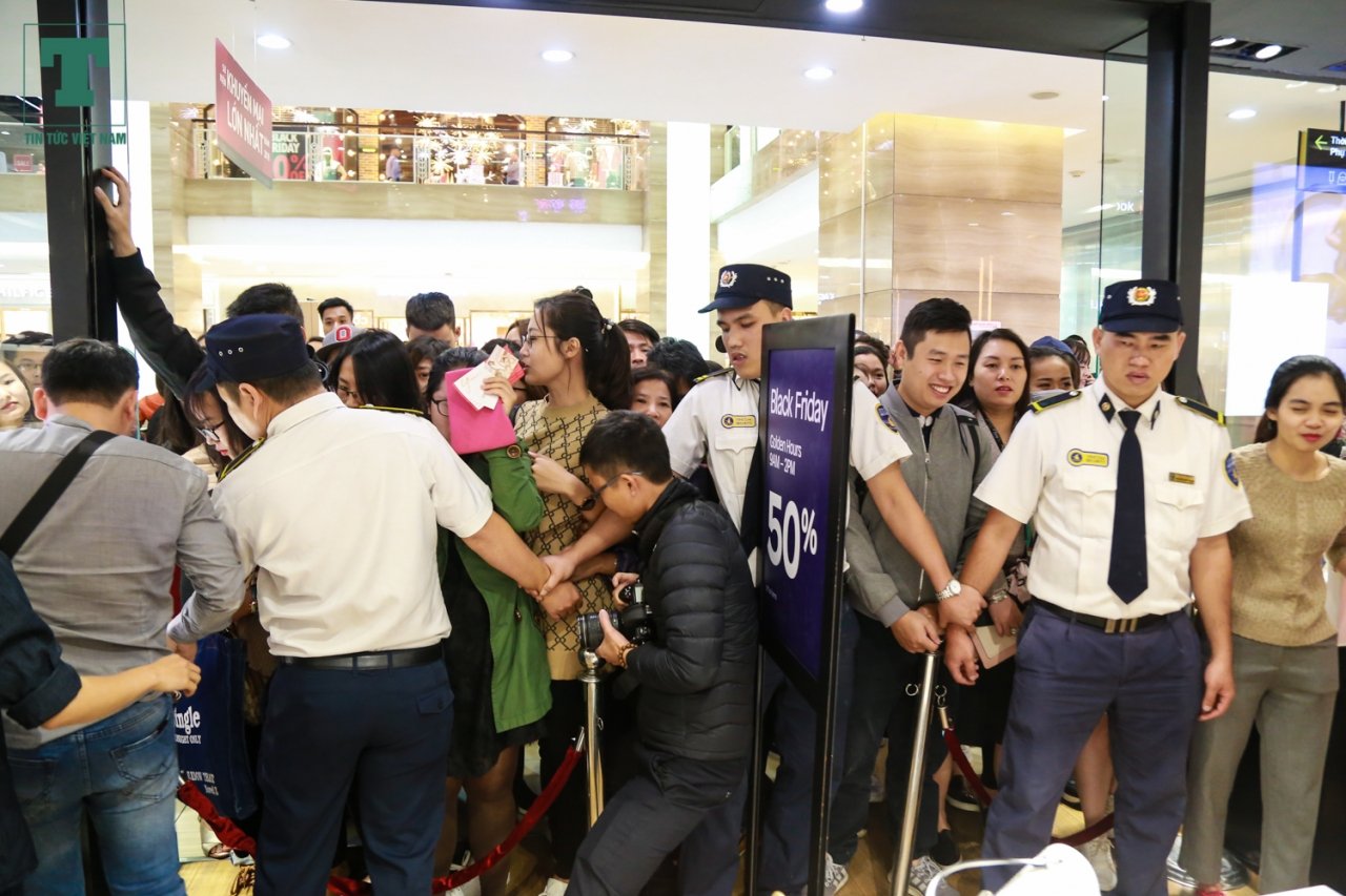 khach-hang-chui-cua-chen-nhau-bep-ruot-de-mua-hang-hieu-giam-gia-ngay-black-friday