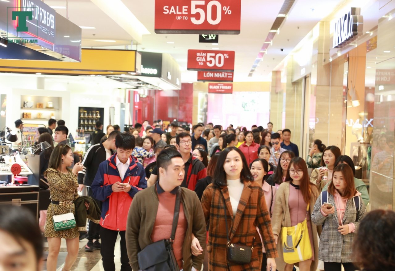 khach-hang-chui-cua-chen-nhau-bep-ruot-de-mua-hang-hieu-giam-gia-ngay-black-friday