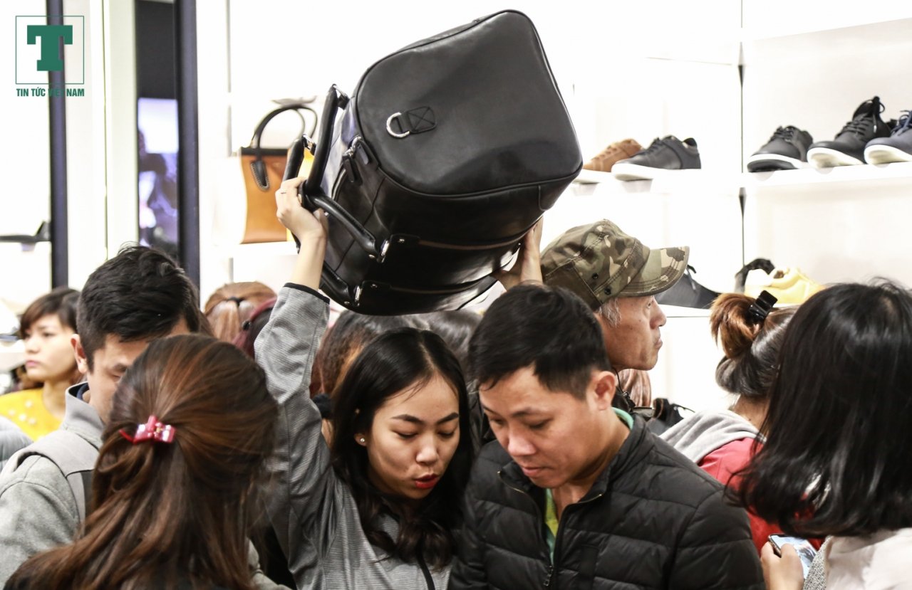 khach-hang-chui-cua-chen-nhau-bep-ruot-de-mua-hang-hieu-giam-gia-ngay-black-friday