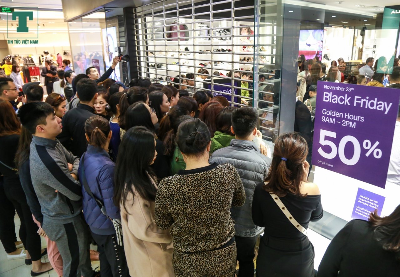 khach-hang-chui-cua-chen-nhau-bep-ruot-de-mua-hang-hieu-giam-gia-ngay-black-friday