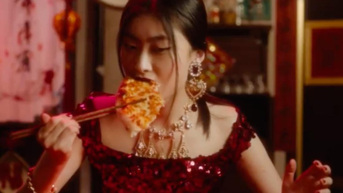 phan-ung-bat-ngo-cua-cu-dan-mang-khi-pham-bang-bang-len-tieng-tay-chay-dolce-gabbana