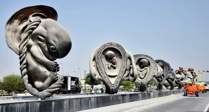 trien-lam-dieu-khac-hinh-thai-nhi-tre-so-sinh-gay-tranh-cai-o-qatar