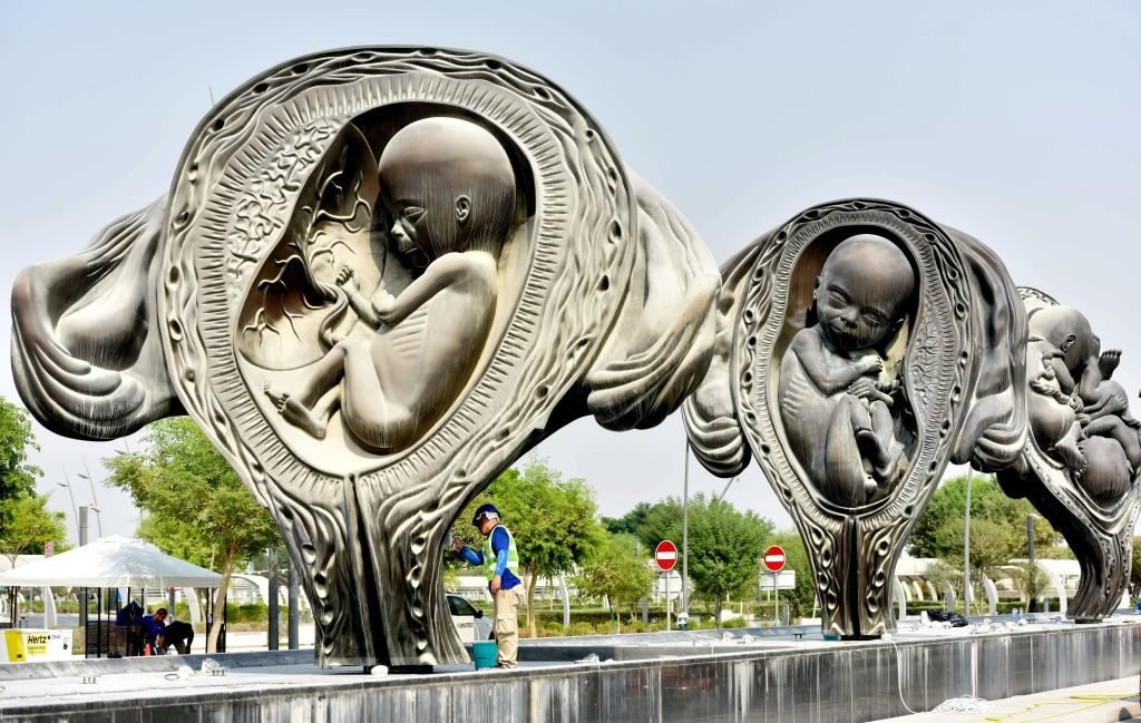 trien-lam-dieu-khac-hinh-thai-nhi-tre-so-sinh-gay-tranh-cai-o-qatar