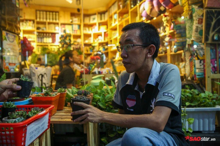 Anh Nguyễn Tấn Trung (32 tuổi), hàng đêm bán sen đá ở góc đường Nguyễn Đình Chiểu, TP.HCM.