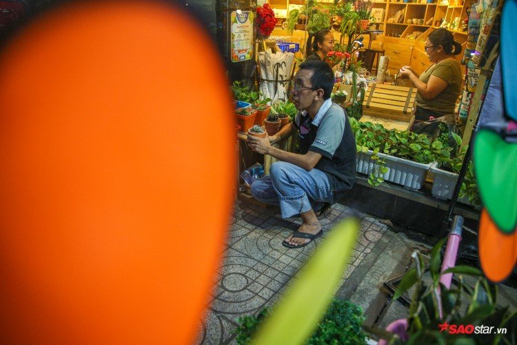Cần mẫn làm ngày làm đêm để kiếm tiền tự trang trải cuộc sống và tiền thuốc men.