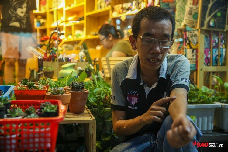 “Nhiều bạn bè, người quen hay thậm chí những vị khách mua sen đá thấy tôi hoàn cảnh nên muốn giúp đỡ những tôi từ chối, mình còn làm được, để dành cho nhiều người khó khăn cần giúp hơn tôi”