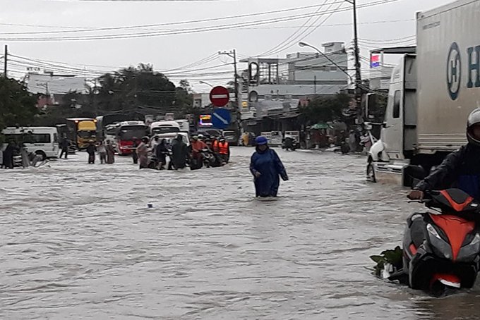 bao-so-9-can-quet-vung-tau-thoi-bay-mai-nha-khanh-hoa-tiep-tuc-thiet-hai-nang