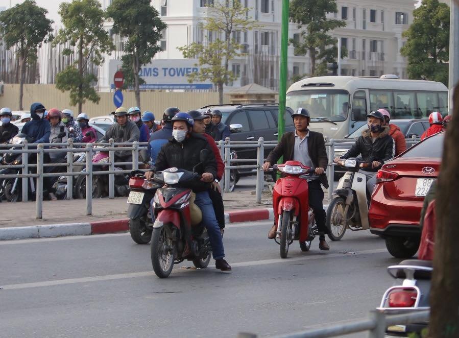 can-canh-giao-thong-hon-loan-sau-khi-rao-via-he-duong-to-huu