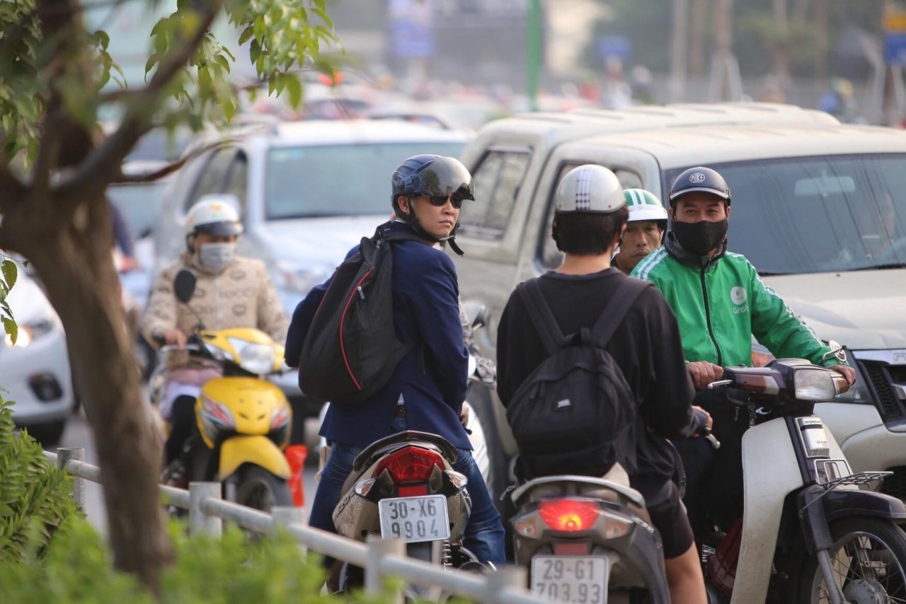 can-canh-giao-thong-hon-loan-sau-khi-rao-via-he-duong-to-huu