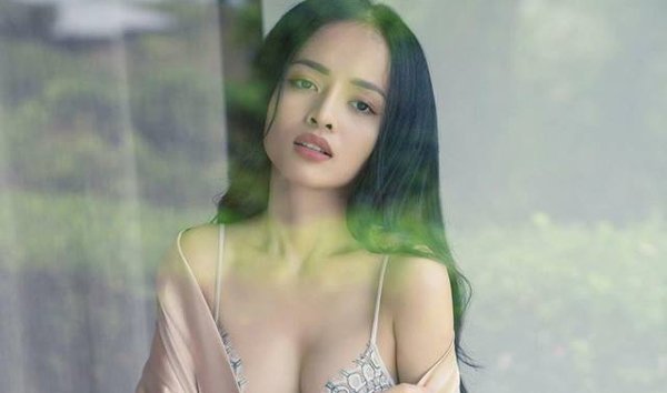 dien-vien-thanh-truc-dap-tra-chuyen-khoe-than-de-moi-goi-dai-gia