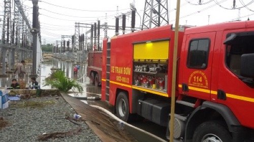 Cảnh sát PCCC TP HCM hút nước giải cứu trạm biến áp Nhà Bè. Ảnh: PCCC TP HCM