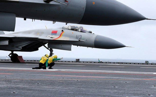 Máy bay J-15 của Trung Quốc bị nghi là hàng sao chép của S-33 Nga. Tuy nhiên, quyết định này được cho là không sáng suốt vì J-15 liên tiếp gặp lỗi kỹ thuật và tốn của Bắc Kinh nhiều thời gian và tiền bạc (Ảnh: Reuters)
