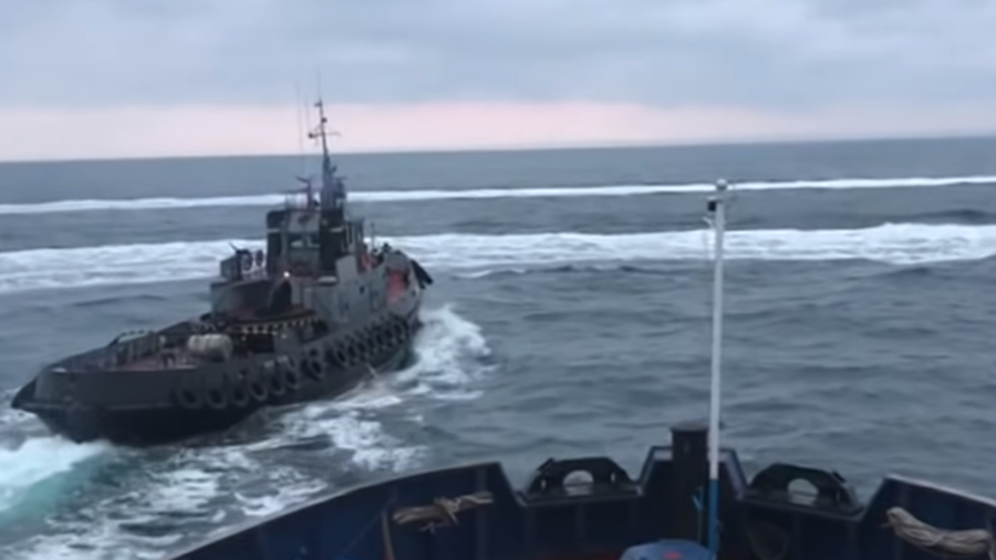 video-tau-nga-no-sung-bat-giu-ba-tau-ukraine-gan-crimea